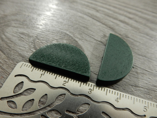 Puoliympyrä puuhelmi, 25x13mm, tummanvihreä, 1kpl