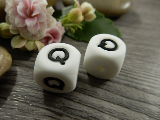 Kirjainhelmi Q, 12mm, valkoinen, 1kpl