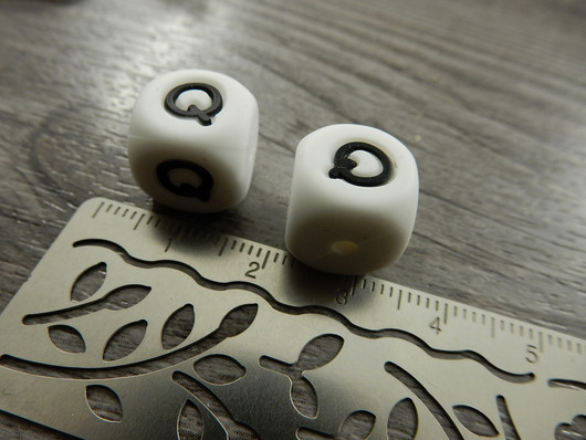 Kirjainhelmi Q, 12mm, valkoinen, 1kpl