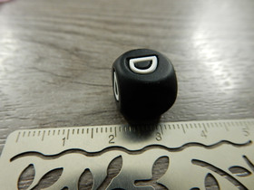 Kirjainhelmi D, 12mm, musta, 1kpl