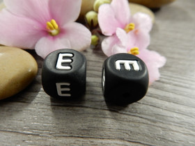 Kirjainhelmi E, 12mm, musta, 1kpl