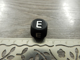 Kirjainhelmi E, 12mm, musta, 1kpl