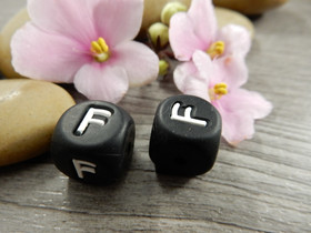 Kirjainhelmi F, 12mm, musta, 1kpl