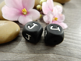 Kirjainhelmi J, 12mm, musta, 1kpl