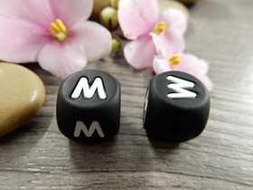 Kirjainhelmi M ja W, 12mm, musta, 1kpl