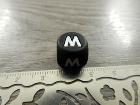 Kirjainhelmi M ja W, 12mm, musta, 1kpl