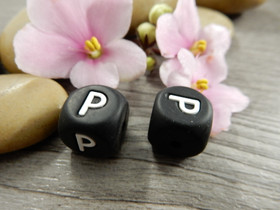 Kirjainhelmi P, 12mm, musta, 1kpl