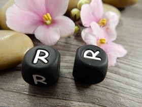 Kirjainhelmi R, 12mm, musta, 1kpl