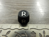 Kirjainhelmi R, 12mm, musta, 1kpl