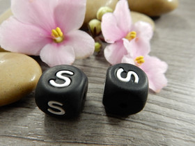 Kirjainhelmi S, 12mm, musta, 1kpl