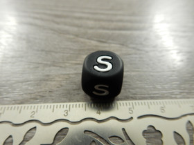 Kirjainhelmi S, 12mm, musta, 1kpl