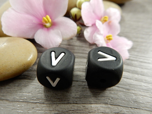 Kirjainhelmi V, 12mm, musta, 1kpl