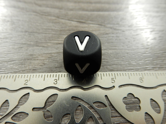 Kirjainhelmi V, 12mm, musta, 1kpl