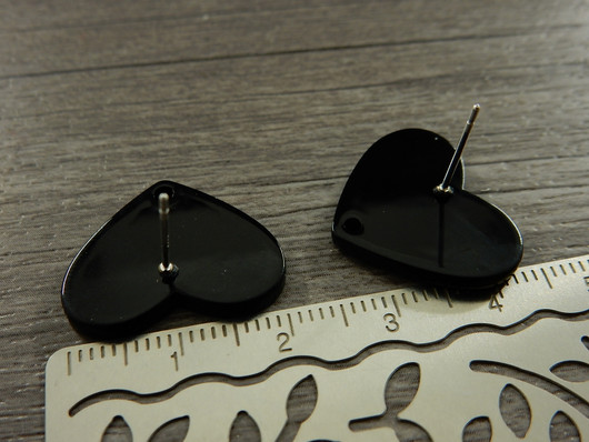 Korvakorutappi reiällä sydän, 17x21x12mm, musta, 10paria