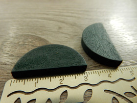 Puoliympyrä puuhelmi, 31x15mm, tumman vihreä, 10kpl