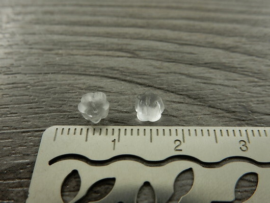 Korvakorun tausta silikoni kukka, 4x3mm, kirkas, 200kpl