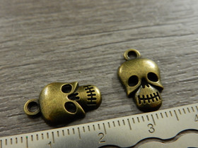 Pääkalloriipus, 16x10mm, pronssi, 1kpl