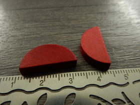 Puoliympyrä puuhelmi, 20x10mm, punainen, 10kpl