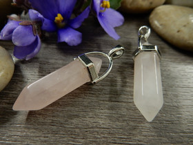 Kristalliriipus ruusukvartsi, 38x12mm, kromi/vaaleanpunainen, 1kpl