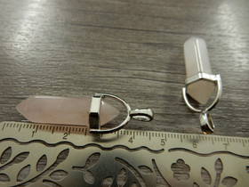 Kristalliriipus ruusukvartsi, 38x12mm, kromi/vaaleanpunainen, 1kpl