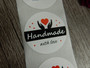 Handmade with love tarra, 25mm, musta-valkoinen, 10kpl