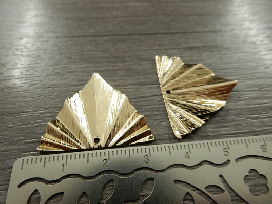 Kolmioriipus, 29x22mm, vaaleakulta, 1kpl