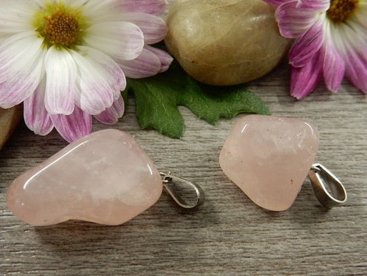 Kristalliriipus ruusukvartsi, n.25mm, vaalenpunainen/rst, 1kpl