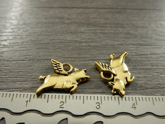 Lentäväpossuriipus, 11x16mm, kulta, 1kpl