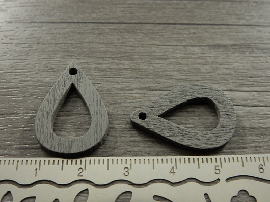 Puuriipus pisara, 25x17mm, harmaa, 1kpl