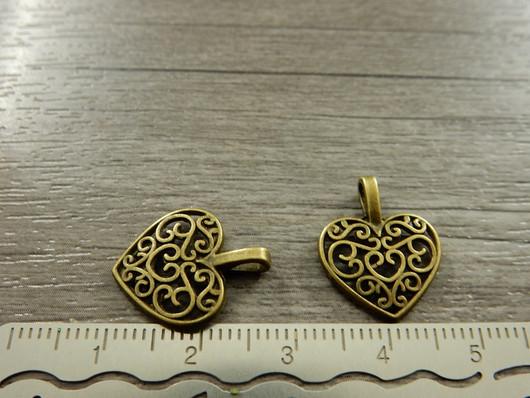 Sydänriipus, 18x14mm, pronssi, 1kpl