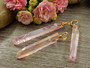 Kristalliriipus kvartsi, n.20-35x3mm, vaaleanpunainen, 1kpl