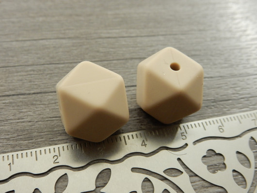 Silikonihelmihexagon, 14mm, tummabeige 1kpl