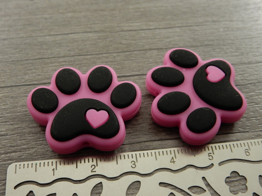 Silikonihelmi tassu, 25x30mm, pinkki/musta, 1kpl