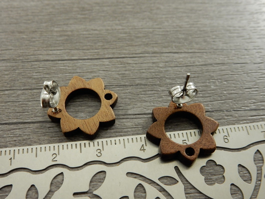 Korvakorutappi kukka+lukko, 17x17.5x0.7mm, rst puu, 10paria