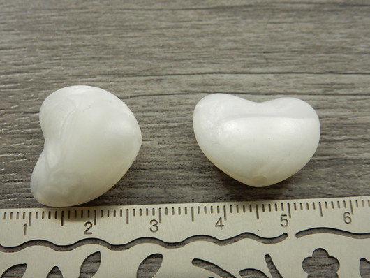 Silikonihelmi sydän, 17x20mm, helmiäisvalkoinen, 1kpl