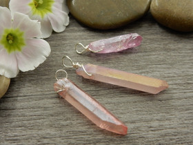 Kristalliriipus kvartsi, n.20-35x3mm, vaaleanpunainen, 1kpl