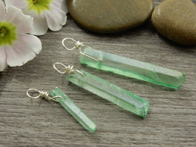 Kristalliriipus kvartsi, n.20-35x3mm, vihreä, 1kpl