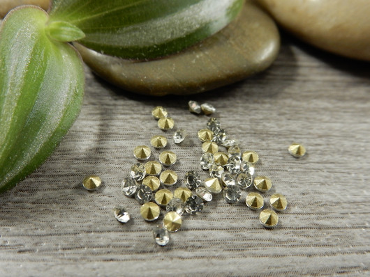 Strassit lasi, 2mm, kirkas, 50kpl