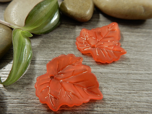 Lehtiriipus akryyli, 23x21mm, punainen, 1kpl