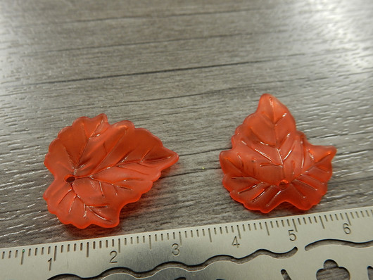 Lehtiriipus akryyli, 23x21mm, punainen, 1kpl