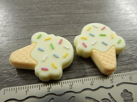 Silikonihelmi jäätelö, 30x26mm, vaaleankeltainen, 1kpl