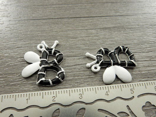 Ampiainenriipus, 21x17mm, moniväri, 1kpl