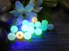 Akryylihelmi pimeässä hohtava, 6mm, mixsetti, 20kpl