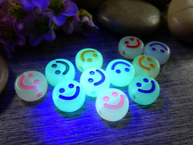 Akryylihelmi pimeässä hohtava hymy, 10mm, mixsetti, 20kpl