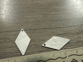 Neljäkäsriipus, 27x14mm, kromi, 1kpl