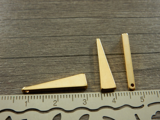 Kolmioriipus, 22x5mm, 18K/ kulta , 1kpl