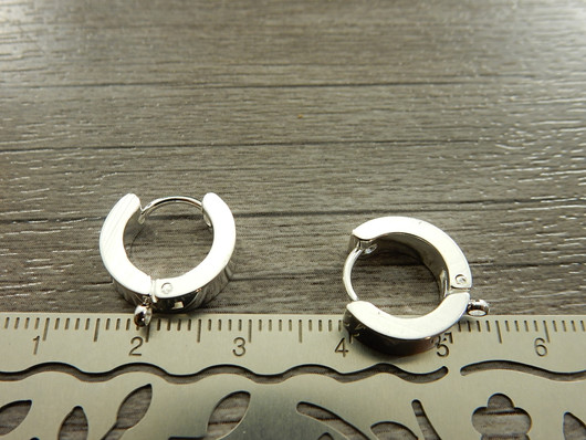 Korvakorurengas lenkillä, 15x13x4mm, kirkashopea/rst, 1pari