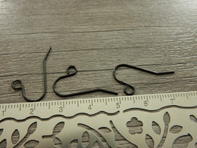 Korvakorukoukku,  23x13mm, musta/rst, 10paria