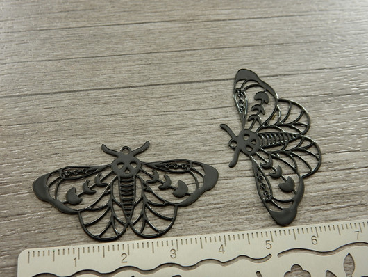 Yöperhonenriipus, 22x40mm, musta, 1kpl