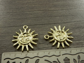 Kuu/aurinkoriipus, 28x25mm, vaaleakulta, 1kpl